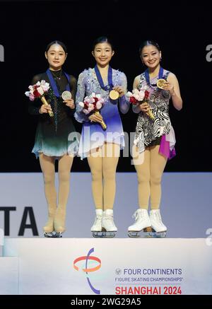 Shanghai, China. Februar 2024. Goldmedaillengewinner Japans Chiba Mone (C), Silbermedaillengewinner Südkoreas Kim Chaeyeon (L) und Bronzemedaillengewinner Japans Watanabe Rinka posieren während der Verleihung des Einzel-Skating-Events für Frauen der ISU Four Continents Eiskunstlauf-Meisterschaften 2024 in Shanghai, Ostchina, 2. Februar 2024. Quelle: Wang Xiang/Xinhua/Alamy Live News Stockfoto