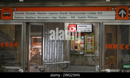 Prag, Tschechische Republik. Februar 2024. Metrostation Smichovske nadrazi in Prag, Tschechische Republik, 2. Februar 2024. Quelle: Michal Kamaryt/CTK Photo/Alamy Live News Stockfoto