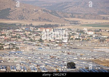 Nurdagi, Tuerkei, TUR - Zerstoerte Hochhaeuser im Erdbebengebiet Region Gaziantep 16.06.2023, Nurdagi, Tuerkei, TUR - Zerstoerte Hochhaeuser im Erdbebengebiet Region Gaziantep. 6. Februar 2023 erschuettert ein Erdbeben der Staerke 7,8 den Suedosten der Tuerkei und den Norden Syriens. Die Stadtgemeinde Nurdagi in der Provinz Gaziantep mit ihren mehr als 40000 Einwohnern wird dabei vollkommen zerstoert. Die baufaellig gewordenen Hochhaeuser werden alle abgerissen. Im Vordergrund eine Containerstadt für die Opfer des Bebens. Nurdagi Gaziantep Tuerkei *** Nurdagi, Türkei, TUR zerstört High-ri Stockfoto