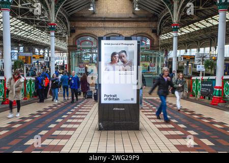 Porträt Großbritanniens, JCDecaux Banner, Business, Straßenmöbel, digitale Bildschirme, Verkehrswerbung in Preston, Großbritannien Stockfoto