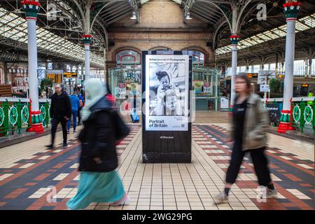 Porträt Großbritanniens, JCDecaux Banner, Business, Straßenmöbel, digitale Bildschirme, Verkehrswerbung in Preston, Großbritannien Stockfoto