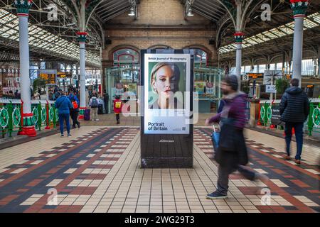 Porträt Großbritanniens, JCDecaux Banner, Business, Straßenmöbel, digitale Bildschirme, Verkehrswerbung in Preston, Großbritannien Stockfoto