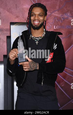 New York, USA. Februar 2024. NFL-Spieler Damar Hamlin von den Buffalo Bills nimmt am 2. Februar 2024 an der Lichterzeremonie des Empire State Building zu Ehren der American Heart Association „Wear Red Day“ in New York Teil. (Foto: Anthony Behar/SIPA USA) Credit: SIPA USA/Alamy Live News Stockfoto