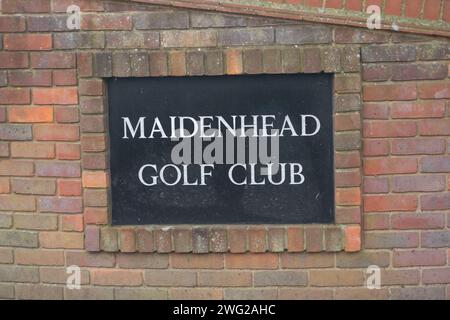 Maidenhead, Großbritannien. Februar 2024. Cala Homes hat einen Planungsantrag eingereicht, um 1.500 Häuser auf dem Maidenhead Golf Club (im Bild) in Berkshire zu bauen. Das Bauprojekt „Elizabeth Quarter“ ist ein Joint Venture (JV) mit Cala Homes und RBWM Property Company Ltd., das sich vollständig im Besitz des Borough council befindet. Lokale Aktivisten sagen, das JV sei ein großer Interessenkonflikt. Die Bauarbeiten würden zu erheblichen Umweltschäden führen und für die Tierwelt am Standort katastrophal sein. Tausende von Bäumen sind vom Fällen bedroht, und der Standort umfasst ein Gebiet Stockfoto