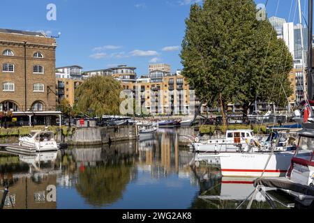 St. Kathrine's Dock im Londoner East End Stockfoto