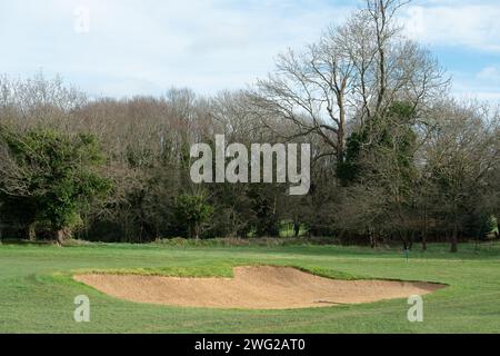 Maidenhead, Großbritannien. Februar 2024. Cala Homes hat einen Planungsantrag eingereicht, um 1.500 Häuser auf dem Maidenhead Golf Club (im Bild) in Berkshire zu bauen. Das Bauprojekt „Elizabeth Quarter“ ist ein Joint Venture (JV) mit Cala Homes und RBWM Property Company Ltd., das sich vollständig im Besitz des Borough council befindet. Lokale Aktivisten sagen, das JV sei ein großer Interessenkonflikt. Die Bauarbeiten würden zu erheblichen Umweltschäden führen und für die Tierwelt am Standort katastrophal sein. Tausende von Bäumen sind vom Fällen bedroht, und der Standort umfasst ein Gebiet Stockfoto