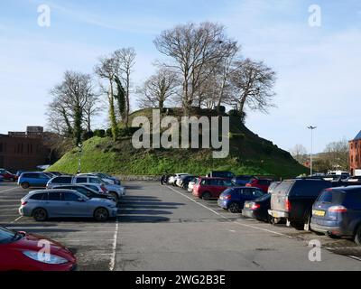 Die Motte ist alles, was von Barnstaple Castle übrig geblieben ist, heute mit einem Parkplatz daneben. Barnstaple, North Devon, Großbritannien Stockfoto