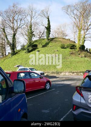 Die Motte ist alles, was von Barnstaple Castle übrig geblieben ist, heute mit einem Parkplatz daneben. Barnstaple, North Devon, Großbritannien Stockfoto