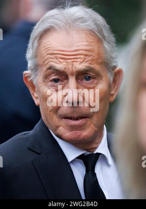 London, Großbritannien. Februar 2024. Der ehemalige britische Premierminister Tony Blair kommt zur Beerdigung von Derek Draper in der Church of St Mary the Virgin in Primrose Hill in Nord-London. Derek Draper, ein ehemaliger politischer Lobbyist und Ehemann der Fernsehmoderatorin Kate Garraway, starb nach einer langen Krankheit, die durch COVI-19-Infektion verursacht wurde. Foto: Ben Cawthra/SIPA USA Credit: SIPA USA/Alamy Live News Stockfoto