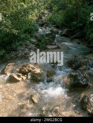 Eine Flussüberquerung in Birendranagar, Provinz Karnali, West-Nepal. Stockfoto