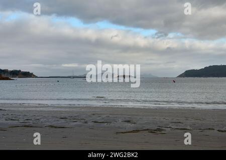 Ladeira Strand in Sabaris mit feinem Sand und Blick auf die Estelas-Inseln und die Cies-Inseln sowie Monte Ferro Stockfoto