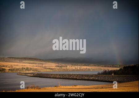 Auf dem Weg nach draußen an einem kalten Wintermorgen wurde die Sonne durch den einfallenden Regensturm über dem Cromarty Firth verdrängt, die Brücke fängt immer noch an Stockfoto