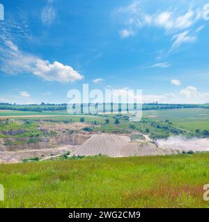 Kalksteinabbau in einem offenen Steinbruch. Moldau. Stockfoto