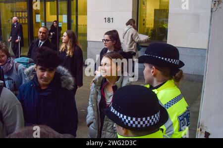 London, Großbritannien. Februar 2024. Greta Thunberg verlässt das Westminster Magistrates Court, nachdem sie am zweiten Tag ihres Prozesses freigesprochen wurde. Der schwedische Aktivist wurde bei einem Protest gegen fossile Brennstoffe in Mayfair während des Energy Intelligence Forums verhaftet und wegen eines Verstoßes gegen die öffentliche Ordnung angeklagt. Quelle: Vuk Valcic/Alamy Live News Stockfoto