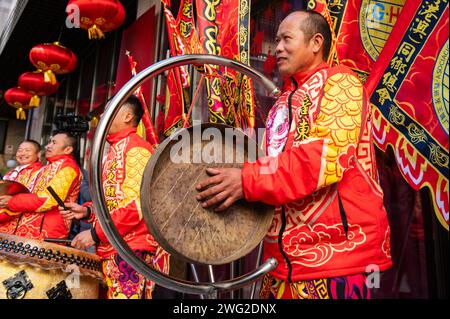 Madrid, Spanien. Februar 2024. Eine traditionelle Band chinesischer Musiker, die während der Präsentation des kulturellen Programms der Stadt Madrid zum chinesischen Neujahr, dem Jahr des Drachen, im Chinesischen Kulturzentrum in Madrid zu sehen war. (Foto: Alberto Gardin/SOPA Images/SIPA USA) Credit: SIPA USA/Alamy Live News Stockfoto