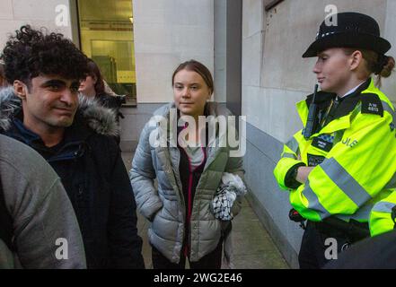 London, England, Großbritannien. Februar 2024. Die Klimaaktivistin GRETA THUNBERG wird vor dem Westminster Magistrates Court in London gesehen, nachdem sie wegen Ordnungswidrigkeiten für nicht schuldig befunden wurde. Die 21-Jährige aus Schweden wurde während der Demonstration in der Nähe des InterContinental Hotels in Mayfair am 17. Oktober verhaftet, als sich die Ölverantwortlichen dort zum Energy Intelligence Forum trafen. (Kreditbild: © Tayfun Salci/ZUMA Press Wire) NUR REDAKTIONELLE VERWENDUNG! Nicht für kommerzielle ZWECKE! Stockfoto