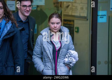 London, England, Großbritannien. Februar 2024. Die Klimaaktivistin GRETA THUNBERG wird vor dem Westminster Magistrates Court in London gesehen, nachdem sie wegen Ordnungswidrigkeiten für nicht schuldig befunden wurde. Die 21-Jährige aus Schweden wurde während der Demonstration in der Nähe des InterContinental Hotels in Mayfair am 17. Oktober verhaftet, als sich die Ölverantwortlichen dort zum Energy Intelligence Forum trafen. (Kreditbild: © Tayfun Salci/ZUMA Press Wire) NUR REDAKTIONELLE VERWENDUNG! Nicht für kommerzielle ZWECKE! Stockfoto