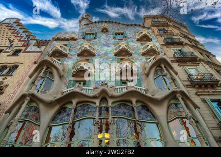 BARCELONA, KATALONIEN, SPANIEN-FEB. 27, 2022: Casa Batllo, entworfen von Antoni Gaudi im Jahre 1904, Modernisme oder Jugendstil. Stockfoto