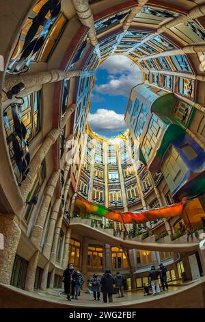 Barcelona, Katalonien, Spanien-Feb. 27, 2022: Details vom Innenhof der Casa Mila oder La Pedrera, letzte private Residenz, entworfen von Antoni Gaudi. Stockfoto