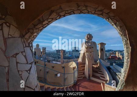 Barcelona, Katalonien, Spanien-Feb. 27, 2022: Details vom Dach der Casa Mila oder La Pedrera. Es war die letzte private Residenz, die von Antoni Gaudi entworfen wurde Stockfoto