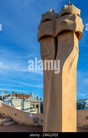 Barcelona, Katalonien, Spanien-Feb. 27, 2022: Details vom Dach der Casa Mila oder La Pedrera. Es war die letzte private Residenz, die von Antoni Gaudi entworfen wurde Stockfoto