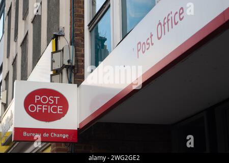 Windsor, Großbritannien. Februar 2024. Ein Postamt in Windsor, Berkshire. Alan Bates, ein Opfer der Fujitsu Horizon Software, hat Berichten zufolge jetzt ein Entschädigungsangebot erhalten. Der ehemalige Postmeister, dessen Geschichte in einem ITV-Drama zu sehen war, sagte in einem Brief, den BBC Two's Newsnight gesehen hatte, dass das System einen „radikalen Booten auf der Rückseite“ brauchte. Er sagte, er habe am Mittwoch ein "grausames" Entschädigungsangebot erhalten. Zwischen 1999 und 2015 verfolgte das Postamt Hunderte von Postmastern und Postherrinnen, die auf dem fehlerhaften Horizon-IT-System von Fujitsu basierten. Quelle: Maureen McLean/Alamy Live News Stockfoto