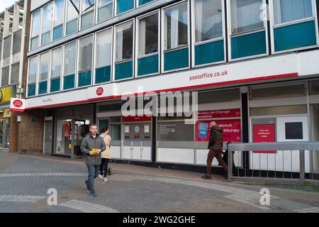 Windsor, Großbritannien. Februar 2024. Ein Postamt in Windsor, Berkshire. Alan Bates, ein Opfer der Fujitsu Horizon Software, hat Berichten zufolge jetzt ein Entschädigungsangebot erhalten. Der ehemalige Postmeister, dessen Geschichte in einem ITV-Drama zu sehen war, sagte in einem Brief, den BBC Two's Newsnight gesehen hatte, dass das System einen „radikalen Booten auf der Rückseite“ brauchte. Er sagte, er habe am Mittwoch ein "grausames" Entschädigungsangebot erhalten. Zwischen 1999 und 2015 verfolgte das Postamt Hunderte von Postmastern und Postherrinnen, die auf dem fehlerhaften Horizon-IT-System von Fujitsu basierten. Quelle: Maureen McLean/Alamy Live News Stockfoto