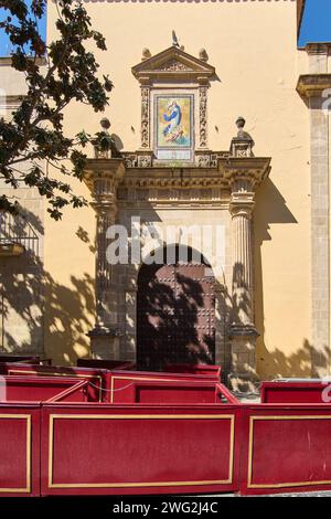Ästhetischer Blick auf den kunstvollen Eingang zum Hospital de la Caridad in Jerez, mit einem bunten Kunstwerk über der Tür. Stockfoto