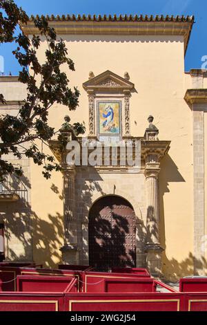 Ästhetischer Blick auf den kunstvollen Eingang zum Hospital de la Caridad in Jerez, mit einem bunten Kunstwerk über der Tür. Stockfoto