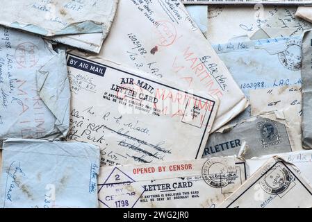 Luftpostbriefe aus dem 2. Weltkrieg per Maritime Post von einem Wren an einen RAF-Gentleman mit Postmarken, Zensur etc. In schwierigen Zeiten in Kontakt bleiben. Stockfoto