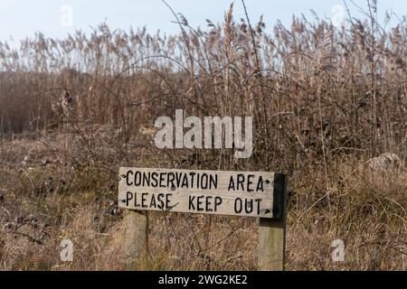 Schild Schutzgebiet Bitte halten Sie sich im Feuchtgebiet des Naturschutzgebiets von Schilf fern, um die Beeinträchtigung der Wildtiere durch Menschen und Hunde zu verhindern, England, Großbritannien Stockfoto