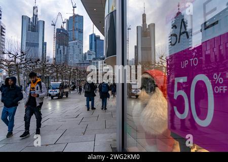 Zeil Einkaufsstraße, Fußgängerzone, Winterwetter, Skyline des Stadtzentrums, Verkauf, Bankenviertel, People Shopping, Frankfurt am Main, Hessen, Deutschland Stockfoto