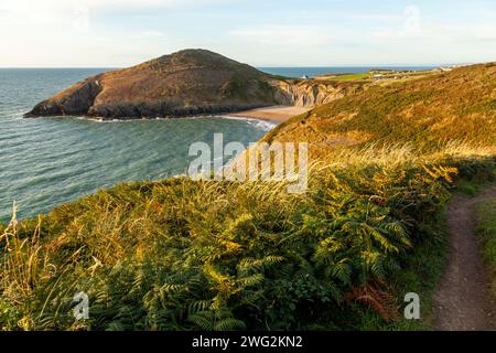 Der abgeschiedene Strand von Mwnt. Ein beliebtes Touristenziel, einer der vielen Orte, die man vom Ceredigion Coastal Path in Wales aus sehen kann Stockfoto