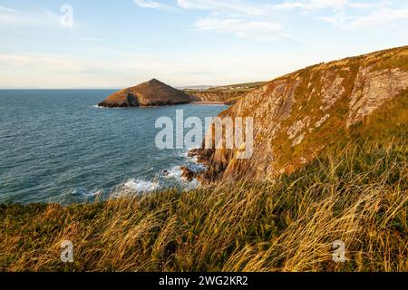 Der abgeschiedene Strand von Mwnt. Ein beliebtes Touristenziel, einer der vielen Orte, die man vom Ceredigion Coastal Path in Wales aus sehen kann Stockfoto