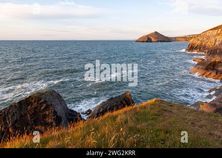 Der abgeschiedene Strand von Mwnt. Ein beliebtes Touristenziel, einer der vielen Orte, die man vom Ceredigion Coastal Path in Wales aus sehen kann Stockfoto