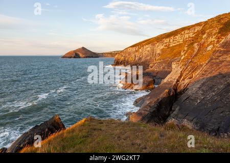 Der abgeschiedene Strand von Mwnt. Ein beliebtes Touristenziel, einer der vielen Orte, die man vom Ceredigion Coastal Path in Wales aus sehen kann Stockfoto