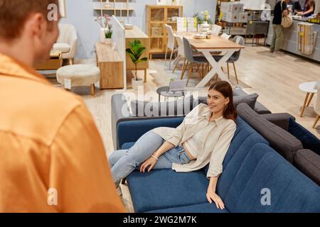 Ein junges verheiratetes Paar, das im Möbelgeschäft nach einer neuen Couch sucht Stockfoto