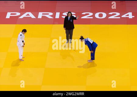 Paris, Frankreich. Februar 2024. MOKDAR FAIZA (FRA) (PARIS SAINT GERMAIN JUDO 75) gewann die Goldmedaille gegen DEGUCHI Christa (CAN) in der Kategorie 57 kg Frauen während des Paris Grand Slam 2024, IJF Judo, 50-jähriges Jubiläum, am 2. Februar 2024 in der Accor Arena in Paris, Frankreich - Foto Stephane Allaman/DPPI Credit: DPPI Media/Alamy Live News Stockfoto