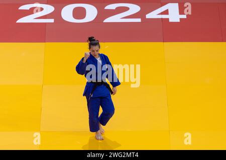 Paris, Frankreich. Februar 2024. MOKDAR FAIZA (FRA) (PARIS SAINT GERMAIN JUDO 75) gewann die Goldmedaille gegen DEGUCHI Christa (CAN) in der Kategorie 57 kg Frauen während des Paris Grand Slam 2024, IJF Judo, 50-jähriges Jubiläum, am 2. Februar 2024 in der Accor Arena in Paris, Frankreich - Foto Stephane Allaman/DPPI Credit: DPPI Media/Alamy Live News Stockfoto