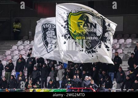 Oss, Niederlande. Februar 2024. OSS, NIEDERLANDE - 2. FEBRUAR: Fans von ADO den Haag mit Flaggen beim niederländischen Keuken Kampioen Divisie Spiel zwischen TOP Oss und ADO den Haag im Frans Heesen Stadion am 2. Februar 2024 in Oss, Niederlande. (Foto von Gabriel Calvino Alonso/Orange Pictures) Credit: Orange Pics BV/Alamy Live News Stockfoto