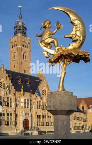 Statue 't Manneke uit de Mane / kleiner Mann vom Mond auf dem Marktplatz mit Rathaus und Glockenturm in der Stadt Diksmuide, Westflandern, Belgien Stockfoto