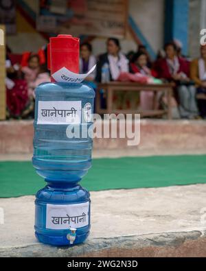 Wasserspender aus Kunststoff liefert sauberes Wasser für eine Gemeindeveranstaltung in Palata, Dolpa District, Westnepala, 2023. Stockfoto