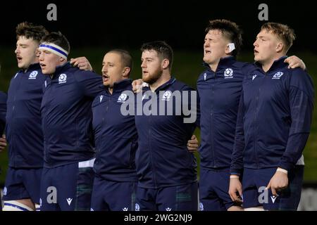 Colwyn Bay, Großbritannien. 31. August 2023. Die Spieler der Scotland U20 singen ihre Nationalhymne vor dem Guinness U20 Six Nations Match Wales U20 gegen Schottland U20 2024 im Stadiwm CSM, Colwyn Bay, Großbritannien, 2. Februar 2024 (Foto: Steve Flynn/News Images) in Colwyn Bay, Großbritannien am 31. Februar 2023. (Foto: Steve Flynn/News Images/SIPA USA) Credit: SIPA USA/Alamy Live News Stockfoto