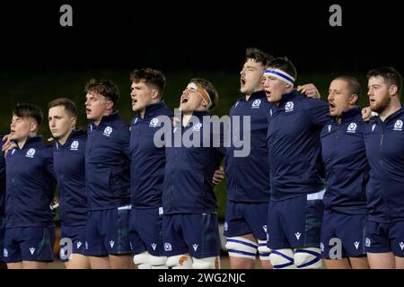 Colwyn Bay, Großbritannien. 31. August 2023. Die Spieler der Scotland U20 singen ihre Nationalhymne vor dem Guinness U20 Six Nations Match Wales U20 gegen Schottland U20 2024 im Stadiwm CSM, Colwyn Bay, Großbritannien, 2. Februar 2024 (Foto: Steve Flynn/News Images) in Colwyn Bay, Großbritannien am 31. Februar 2023. (Foto: Steve Flynn/News Images/SIPA USA) Credit: SIPA USA/Alamy Live News Stockfoto