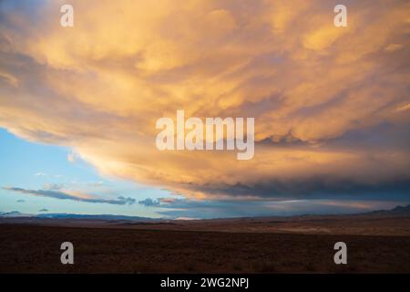 Gruselige Wolkenlandschaft über bergigem Wüstengebiet in Nevada Stockfoto