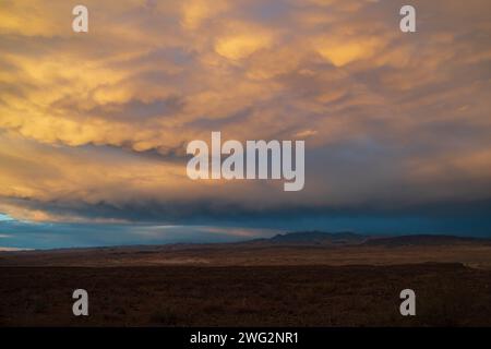 Gruselige Wolkenlandschaft über bergigem Wüstengebiet in Nevada Stockfoto