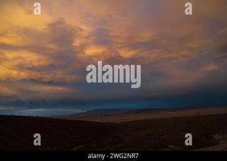 Gruselige Wolkenlandschaft über bergigem Wüstengebiet in Nevada Stockfoto