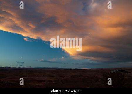 Gruselige Wolkenlandschaft über bergigem Wüstengebiet in Nevada Stockfoto