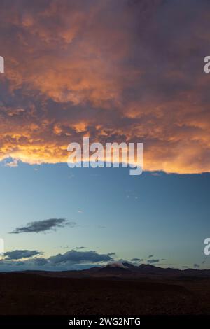 Gruselige Wolkenlandschaft über bergigem Wüstengebiet in Nevada Stockfoto