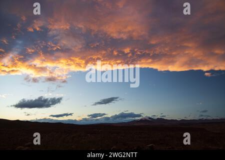 Gruselige Wolkenlandschaft über bergigem Wüstengebiet in Nevada Stockfoto